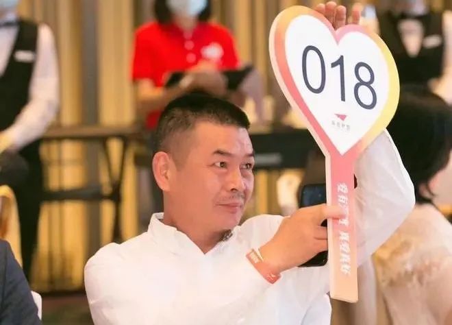 4分享·爱慈善晚宴上，侯军呈董事长代表乐鱼
捐赠140万元用于2所“爱在边疆国门学校”建设.jpg