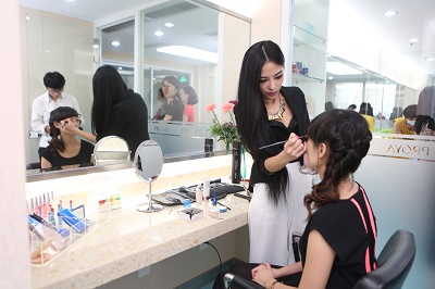 乐鱼
科技研发创新中心参观现场彩妆体验.JPG